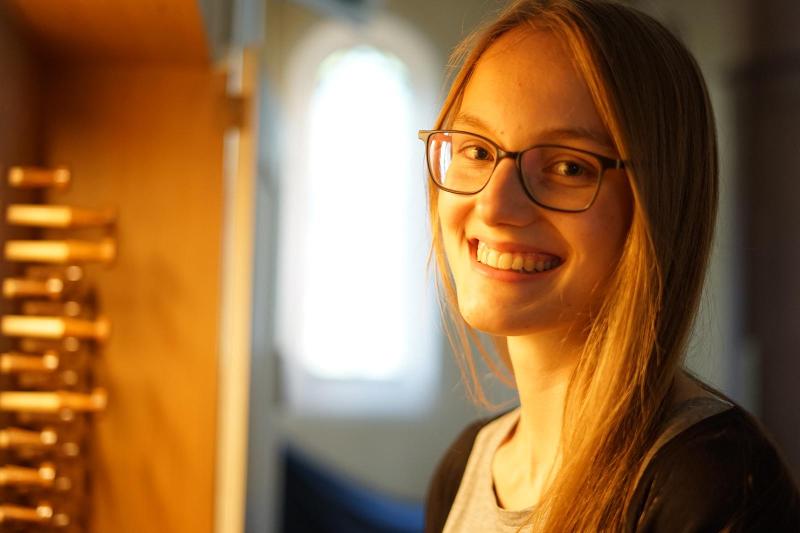 Bilde av Emma p&aring; orgelkrakken